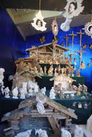 Stand auf Meraner Weihnachtsmarkt mit Krippen