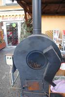 Moderne Art der Kastanienrösterei Weihnachtsmarkt in Sterzing