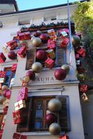 Weihnachtlich geschmückte Fassade am Bozner Obstmarkt