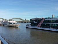 unten am Rhein Blick Deutzer Brücke