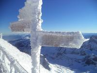 Vereister Wegweiser auf dem Säntis