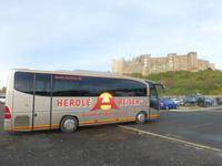 Unser Bus vor Bamburgh Castle