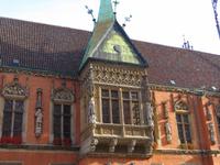 An der Südfassade des Rathauses