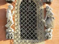 Bengel und Magd am Rathaus oberhalb des Eingangs zum Schweidnitzer Keller