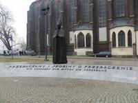 Denkmal für Kardinal Boleslaw Kominek