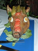 Ein Schweinskopf war der Mittelpunkt des Mitternachtsbuffets