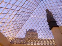 Blick nach draußen durch die Glaspyramide des Louvre, Paris