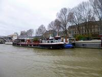 Hausboote entlang des Seineufers, Paris