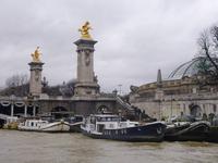 Hausboote entlang des Seineufers, Paris