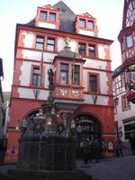 Bernkastel-Kues - Michaelsbrunnen und Rathaus