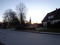 Die Dorfkirche noch einmal im Licht der untergehenden Sonne