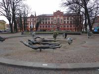 Die Brunnenplastik vor dem Rostocker Universitätsgebäude