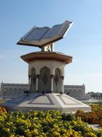 Überdimensionaler Koran am Cultural Square