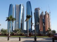 Blick vom Empfangsbereich im Emirates Palace auf die Neubauten