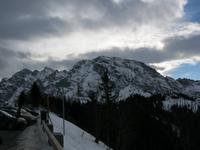 ...dräuende Wolken über schneebedeckten Gipfeln
