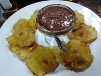 Fritierte Bananen mit Bohnenmus