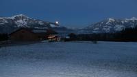 Eberhardt TRAVEL Winterreise in den Kitzbueheler Alpen/Brixental/Tirol - Sicht von unserem Hotel Leamwirt auf das Brixental mit Hoher Salve, Kitzbueheler Horn und Choralpe