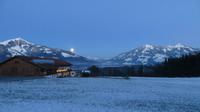 Eberhardt TRAVEL Winterreise in den Kitzbueheler Alpen/Brixental/Tirol - Sicht von unserem Hotel Leamwirt auf das Brixental mit Hoher Salve, Kitzbueheler Horn und Choralpe