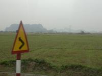 0110  In Richtung Ha Long-erste Berge in Sicht  