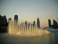 Klang-Wasserspiele der Dubai-Fontäne am Abend
