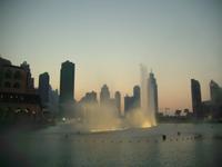 Klang-Wasserspiele der Dubai-Fontäne am Abend