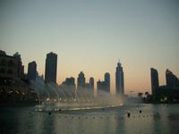 Klang-Wasserspiele der Dubai-Fontäne am Abend