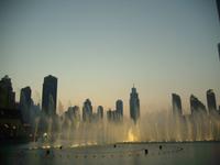 Klang-Wasserspiele der Dubai-Fontäne am Abend