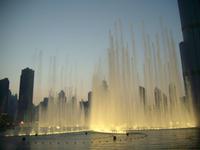 Klang-Wasserspiele der Dubai-Fontäne am Abend