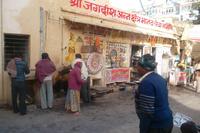 Armenspeisung am Tempel Udaipur