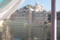 Stadpalast Udaipur vom Wasser aus