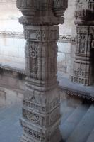SSäule im Treppenbrunnen von Adalaj