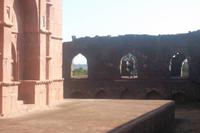 außerhalb Mandus gelegene Karawanserei und Moschee