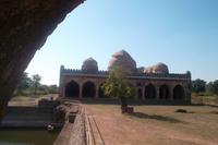 außerhalb Mandus gelegene Karawanserei und Moschee