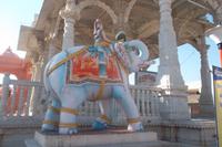 Eingang zum Klostertempel im Dorf Mandu