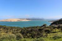 Blick auf den Hafen und die Sanddünen aus Omapere