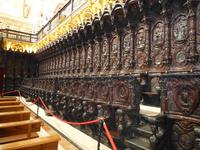 geschnitzte Täfelungen und Sitzplätze in der Mesquita