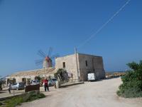 Sizilien 2014 181/ Windmühle in den Salinen von Trapani