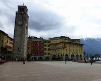 Riva del Gara - Platz Tre Novembre mit Turm Apponale