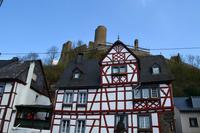 094 Vulkaneifel, Monreal, Fachwerkperle im Elzbachtal mit Ruine Löwenburg