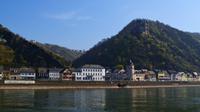 139 Schifffahrt durch das Mittelrheintal, St. Goarshausen, Burg Katz und Patersberg