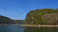 151 Schifffahrt durch das Mittelrheintal, Loreleyfelsen