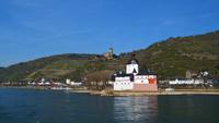 163 Schifffahrt durch das Mittelrheintal, Kaub mit Burg Gutenfels und Pfalz