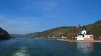 164 Schifffahrt durch das Mittelrheintal, Rheintal bei Kaub mit Burg Gutenfels und Pfalz