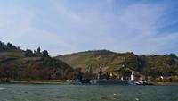 167 Schifffahrt durch das Mittelrheintal, Bacharach mit Burg Stahleck und Wernerkapelle
