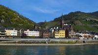 168 Schifffahrt durch das Mittelrheintal, Lorchhausen und Kapellenberg mit Clemenskapelle