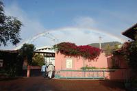 Regenbogen am Eingang zum Hotel