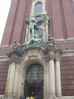 Hauptportal der Kirche