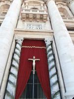 Portal und Balkon am Petersdom österlich geschmückt