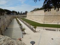 Der Stadtgraben von Mdina bietet heute eine erholsame Parkanlage.