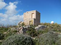 Der Rest eines Turms steht einsam auf den Dingli-Klippen. Im Hintergrund eine Radarstation.
